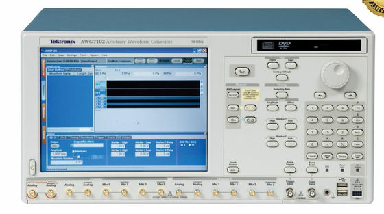 Купить Генератор сигналов произвольной формы Tektronix AWG7102 с частотой дискретизации 10 Гвыб/с и высокополосным выходом в настольном форм-факторе Производство в сети