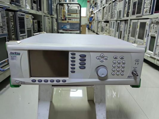 Купить Предварительно использованный генератор микроволнового сигнала Anritsu MG3692B с модуляцией фазовых импульсов Производство в сети