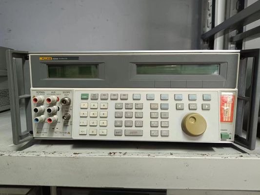 Купить Утилизация калибратора Fluke 5520A с амплитудными сигналами 600 МГц и интерфейсом RS-232 в бывшем употреблении Производство в сети