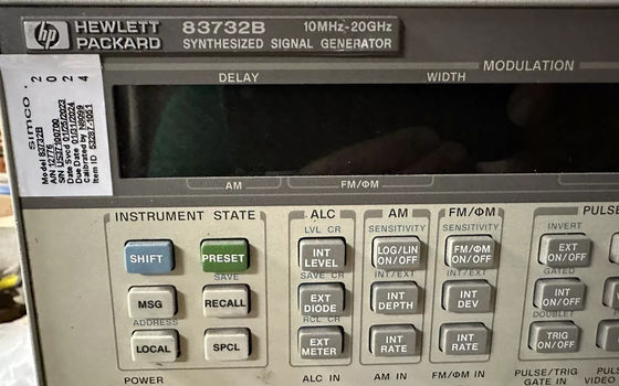 Купить Keysight (Agilent) 83732B 10 МГц до 20 ГГц Синтезированный генератор сигнала Используемое испытательное оборудование Производство в сети