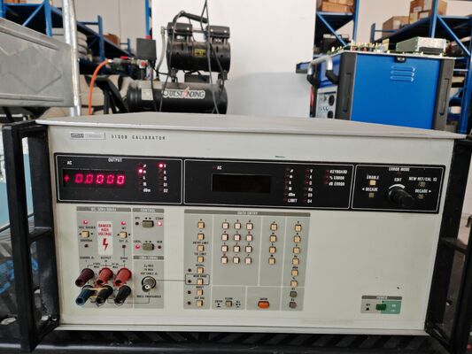 Купить Прецизионный многофункциональный калибратор Fluke 5100B Series с интерфейсом GPIB, диапазон постоянного напряжения 1100 В и диапазон сопротивления от 1 Ом до 10 МОм Производство в сети