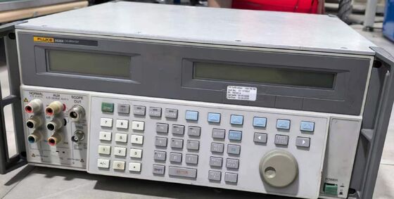 Мультифункциональный калибратор Fluke 5520A 20A Выход постоянного тока с измерением давления 600 МГц Калибровка диапазона